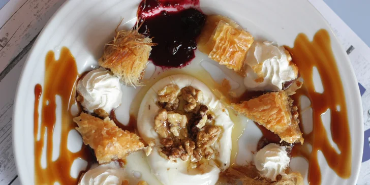 Nechybí baklava, kadaifi, galaktobureko a řecký jogurt s medem a ořechy.