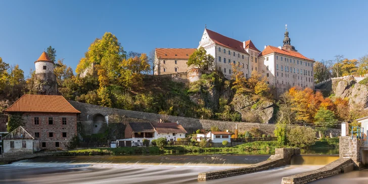 Popri Lužnici vedie červená turistická značka.