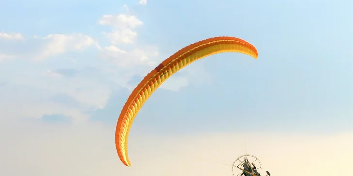 Od tradičného paraglidingu sa tento zážitok líši štartom z roviny bez namáhavého výstupu či behu dole kopcom.
