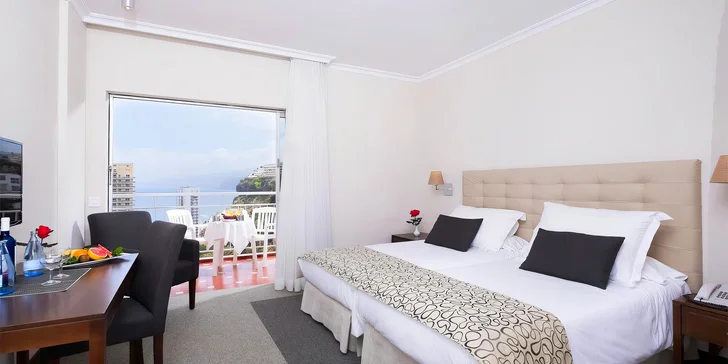 Čtyřhvězdičkový hotel Atlantic El Tope představuje symbol tradice a kvality v srdci letoviska Puerto de la Cruz.