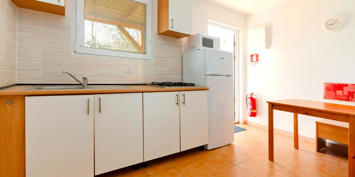 Apartmány jsou vybavené kuchyní i terasou s posezením.