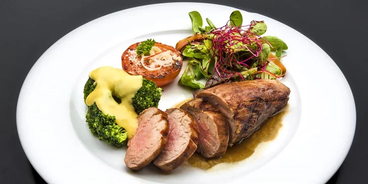 Jídlo si hosté pochvalují. Polopenzi si užijete v restauraci s krásným výhledem.