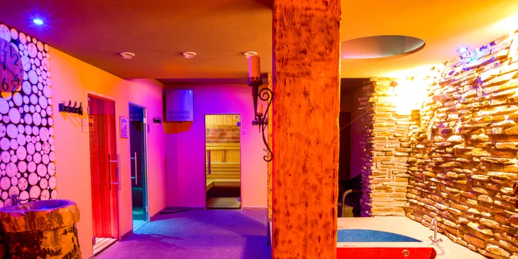V plně vybaveném wellness centru Zbojnícke SPA & WELLNESS, které je součástí areálu, si budete v rámci pobytu užívat dvouhodinový vstup denně.