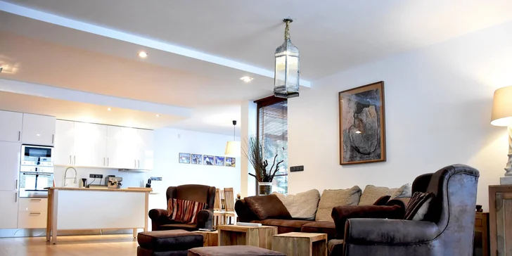 3lůžkový a 4lůžkový apartmán má možnost přistýlky, vlastní toaletu a sprchový kout a nechybí ani vybavená kuchyň. 
