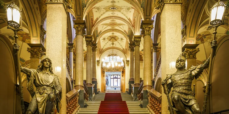 Monumentální historické interiéry jsou pro výstavu současného umění skvělou kulisou. 