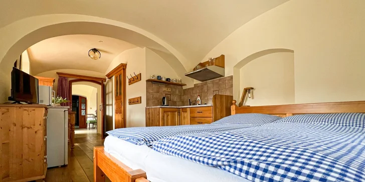 Venkovská atmosféra na vás dýchne i v pokojích a apartmánech.