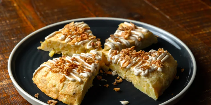 Tortilla de patatas - zemiakova tortilla s vajcami a cibuľou, hľuzovkovou majonézou