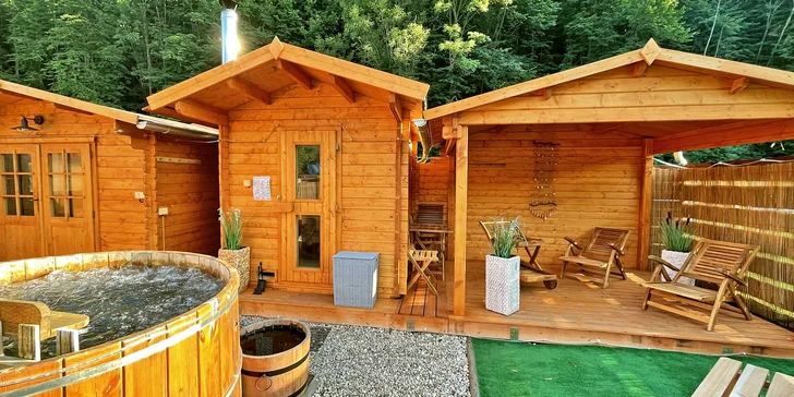 Relaxovat můžete nově nejen uvnitř, ale i ve venkovním wellness s vířivkou na dřevo. 