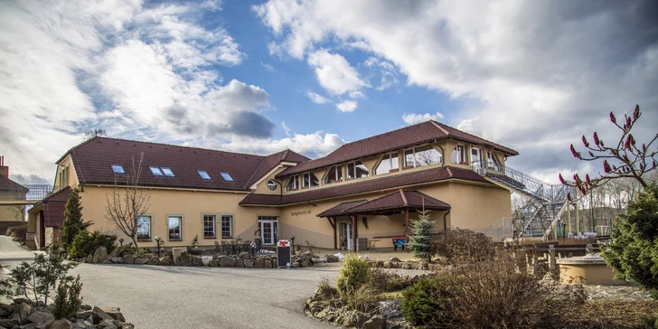Prostorné prostředí restaurace Allvet nabízí příjemné posezení, a to včetně venkovní zahrádky, ideální na oběd po výletě i večerní posezení.
