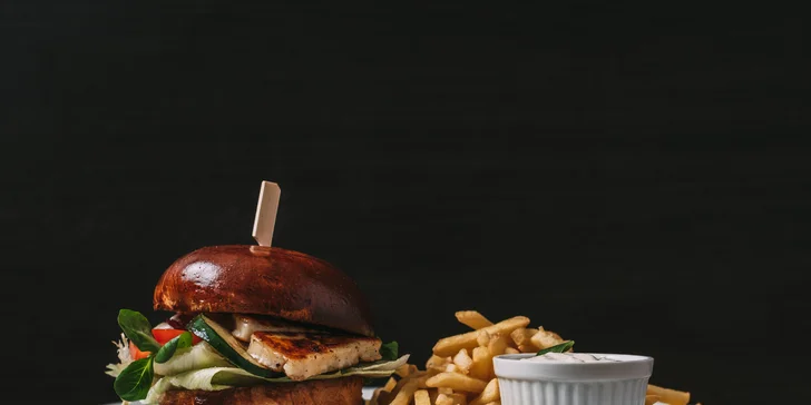 V nabídce jsou i varianty pro vegetariány - burgery se smaženým sýrem nebo grilovaným sýrem halloumi.