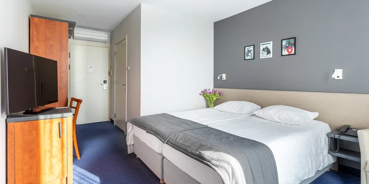 Hotel nabízí dvě varianty ubytování –⁠⁠⁠⁠⁠⁠ ve 13metrovém dvoulůžkovém pokoji najdete manželskou postel, vlastní koupelnu s vanou či sprchovým koutem i televizi. 
