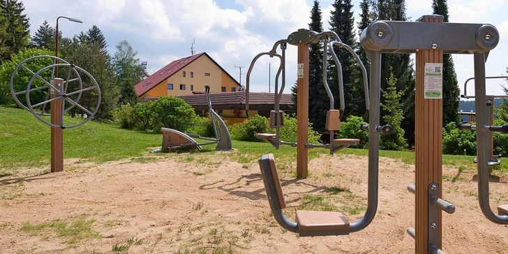 Vonku je k dispozícii fit ihrisko.
