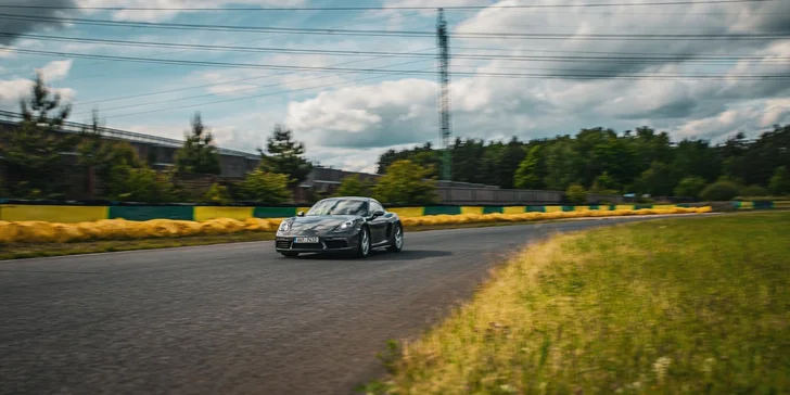 Tohle místo si oblíbili motorkáři, rallye nadšenci i drifteři – a určitě si ho zamilujete i vy.