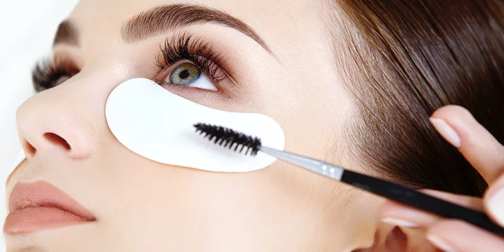Lash Lifting: zvýraznění a natočení přírodních řas, barvení i výživa