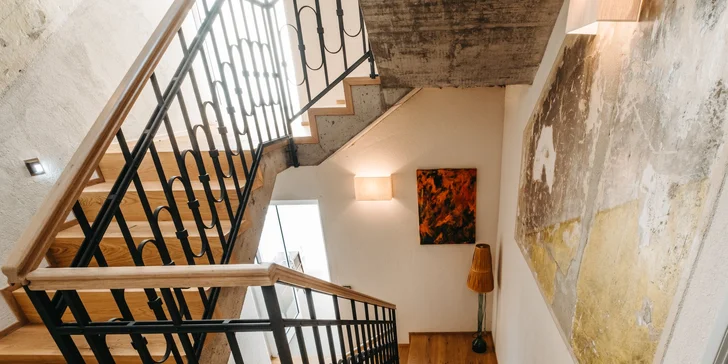 Hotel sa nachádza v najstaršej budove v Řevniciach.