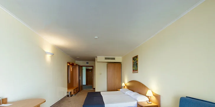 Na pokoji najdete pohodlné postele, vlastní sociální zařízení i fén, klimatizaci, televizi, minibar i připojení k Wi-Fi.
