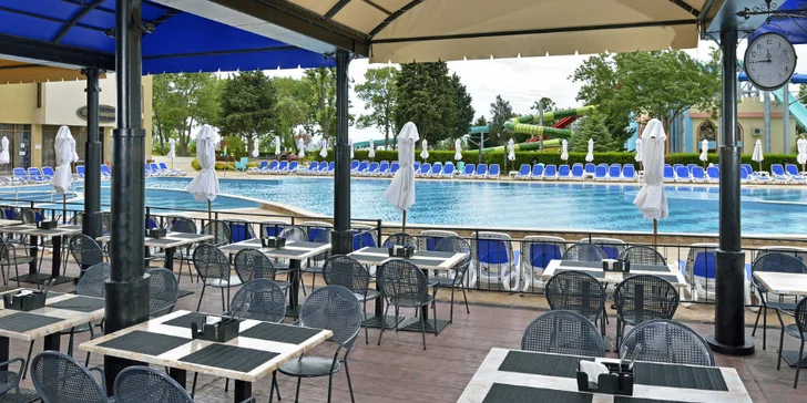 V celém areálu je hned několik různých restaurací a barů.