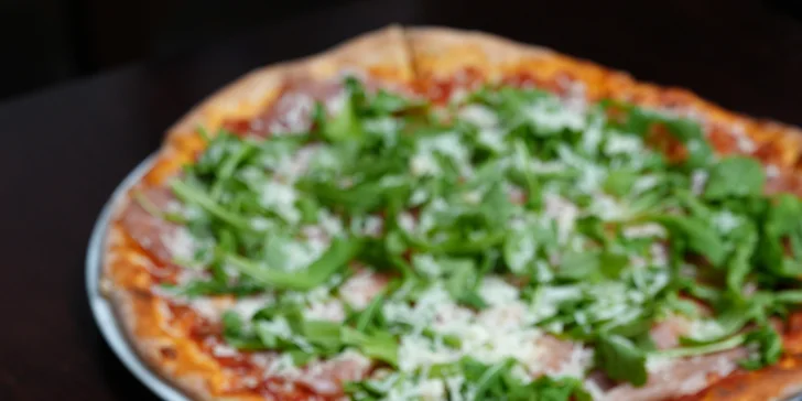 S vybraným kolem (nebo dvěma?) můžete posedět na místě, nebo si za příplatek pizzu odnést v krabici.