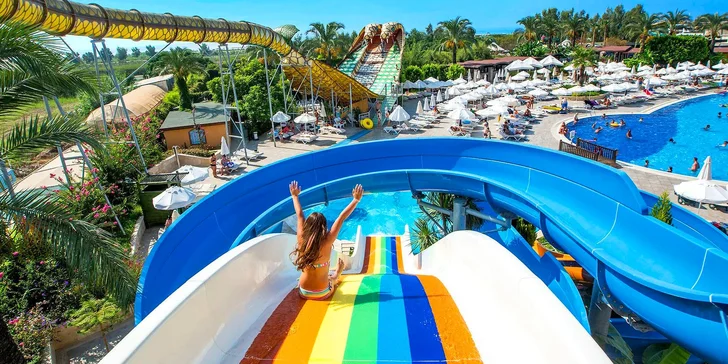Venku je boží aquapark se skluzavkami a tobogány. 