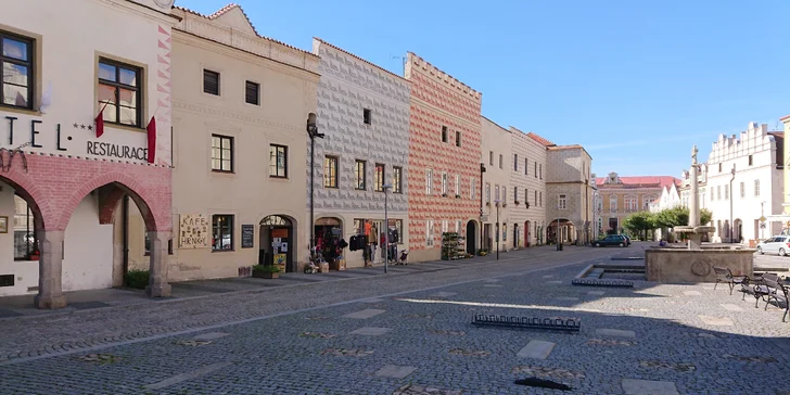 Nedaleko se nachází město Slavonice s krásným renesančním náměstím.