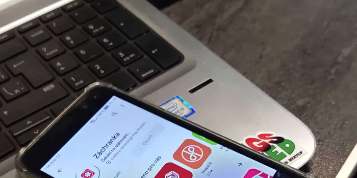 Seniory zajímá internetové bankovnictví, posílání fotek i sdílení obsahu. Zkrátka chtějí být in. 