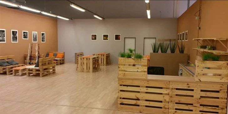 Příjemném prostředí kavárny