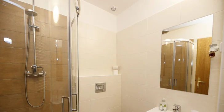  Ve všech pokojích najdete koupelnu se sprchou a WC.