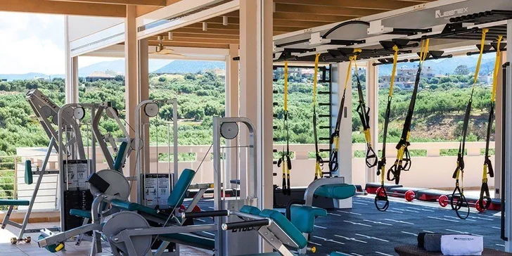V hotelu najdete také fitness, hřiště na plážový volejbal a stolní tenis. 