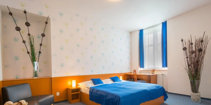 Připravený pro vás bude moderní pokoj s pohodlnými postelemi, vlastní koupelnou se sprchou a WC.