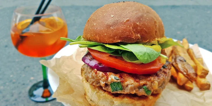 Krůtí, halloumi, hovězí či lososový burger dle výběru, hranolky i nápoj