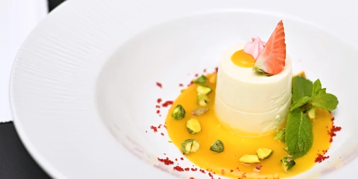Nechybí ani sladká tečka: dort pavlova nebo panna cotta. 