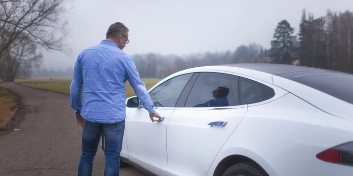 Tesla je úžasně tichá, ale také ďábelsky rychlá.