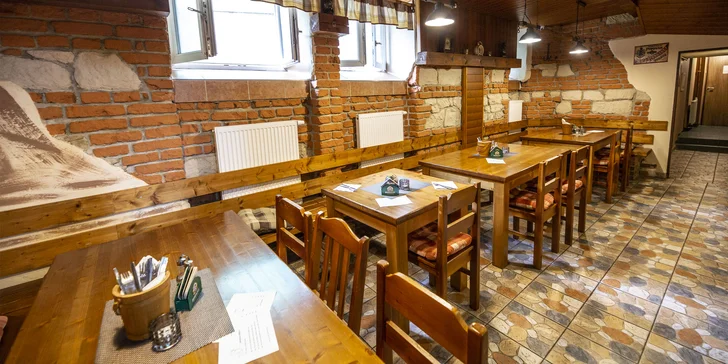 Připravte své chuťové buňky na hovězí burger s karamelizovanou cibulkou, slaninou a čedarem a porci steakových hranolků s domácí tatarskou omáčkou.
