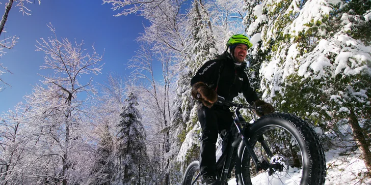 Půjčí vám fatbike, který se prokouše kdejakou závějí.