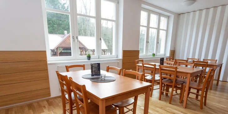 O víkendu funguje k drobnému občerstvení také restaurace.