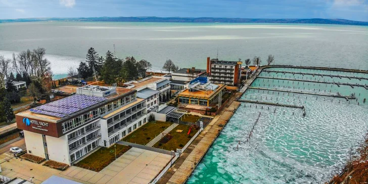 Zimný pohľad na zamrznutý Balaton