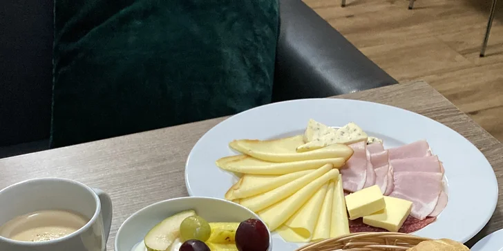 Snídaně probíhají formou bufetu, večeři si vyberete ze 2 jídel.