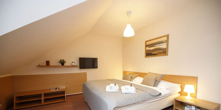 Hotel disponuje dvou- až pětilůžkovými pokoji, pohodlně se tu tak ubytujete v páru i s celou rodinou. 