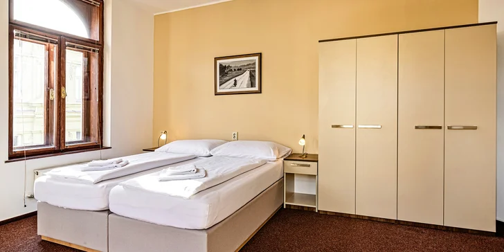 Připravený pro vás bude dvou- nebo třílůžkový pokoj nebo jeden z podkrovních apartmánů a láhev prosecca. 
