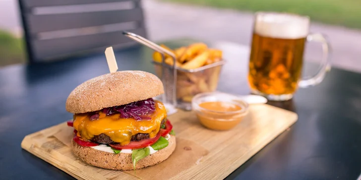 Burger s tatárskym biftekom a dvojitým chedarom