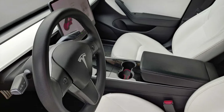 Tesla má výkon přes 500 koní, z 0 na 100 km⁠/⁠h to zvládne za 3,1 s a ručičku tachometru umí vytlačit až na hodnotu 261 km/h.