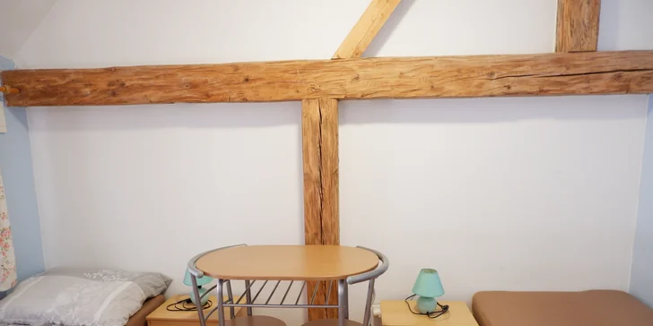 Ve druhé místnosti jsou další dvě samostatná lůžka.