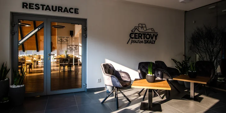 Restaurace je součástí penzionu, který nabízí i wellness centrum.