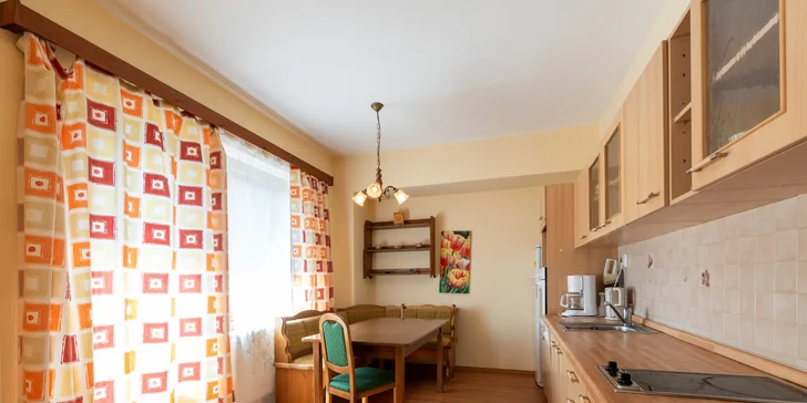 Apartmány a rodinné izby majú tiež vlastnú kuchynku.