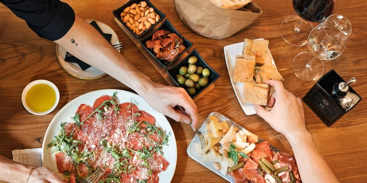 Tapas i degustace vín nebo nabitá karta do winebaru na Vinohradech pro 2 osoby