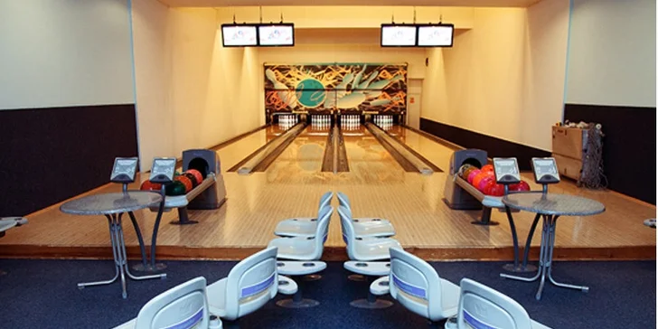 Bowling můžete hrát celou hodinu a aby vám nevyschlo v krku, dostanete 4 drinky, které si vyberete z nabídky. 