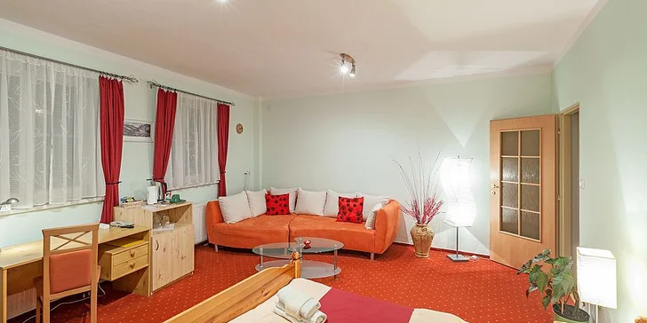Samozřejmostí je fén a satelitní TV. 