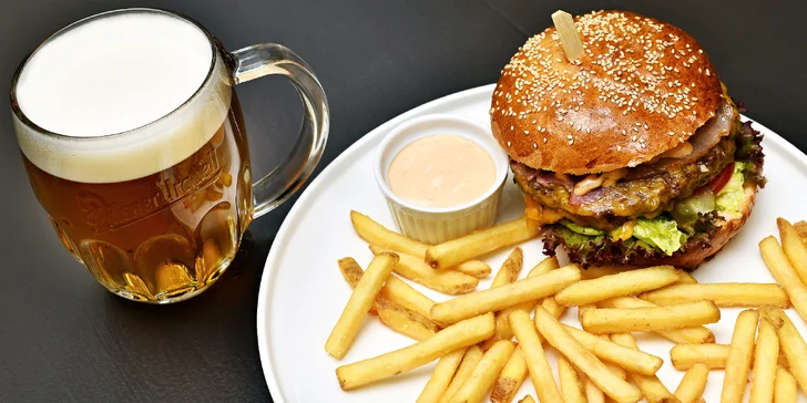 Hovězí či kuřecí burger s hranolky i nápojem na Újezdě pro 1 či 2 osoby