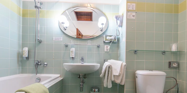 Každý pokoj má samostatnou koupelnu a WC.