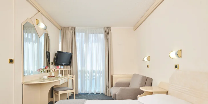 V pokoji najdete TV, telefon, trezor, minibar i vlastní koupelnu se sprchovým koutem, toaletou a fénem.